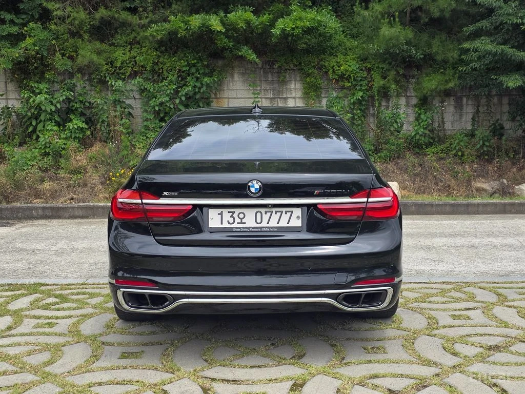 BMW 750 Li xDrive* BOWERS & WILKINS* МАСАЖ* 360* ХЕДЪП* TV, снимка 4 - Автомобили и джипове - 55046130
