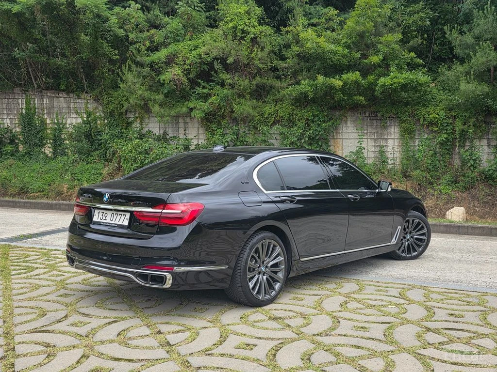 BMW 750 Li xDrive* BOWERS & WILKINS* МАСАЖ* 360* ХЕДЪП* TV, снимка 3 - Автомобили и джипове - 55046130