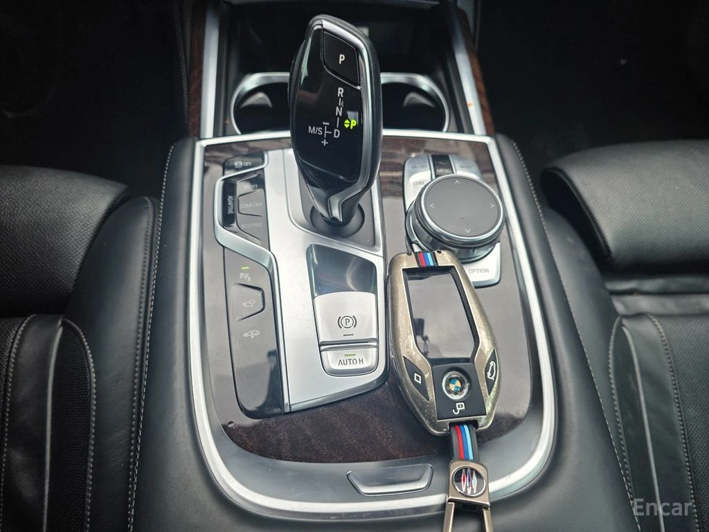BMW 750 Li xDrive* BOWERS & WILKINS* МАСАЖ* 360* ХЕДЪП* TV, снимка 13 - Автомобили и джипове - 55046130
