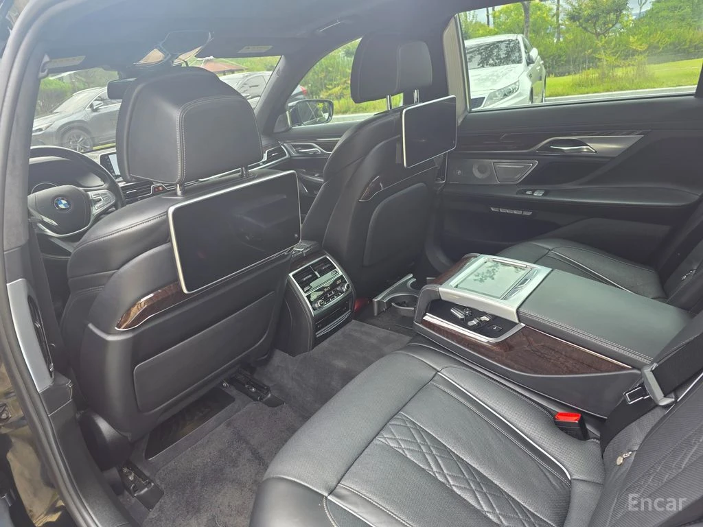 BMW 750 Li xDrive* BOWERS & WILKINS* МАСАЖ* 360* ХЕДЪП* TV, снимка 15 - Автомобили и джипове - 55046130