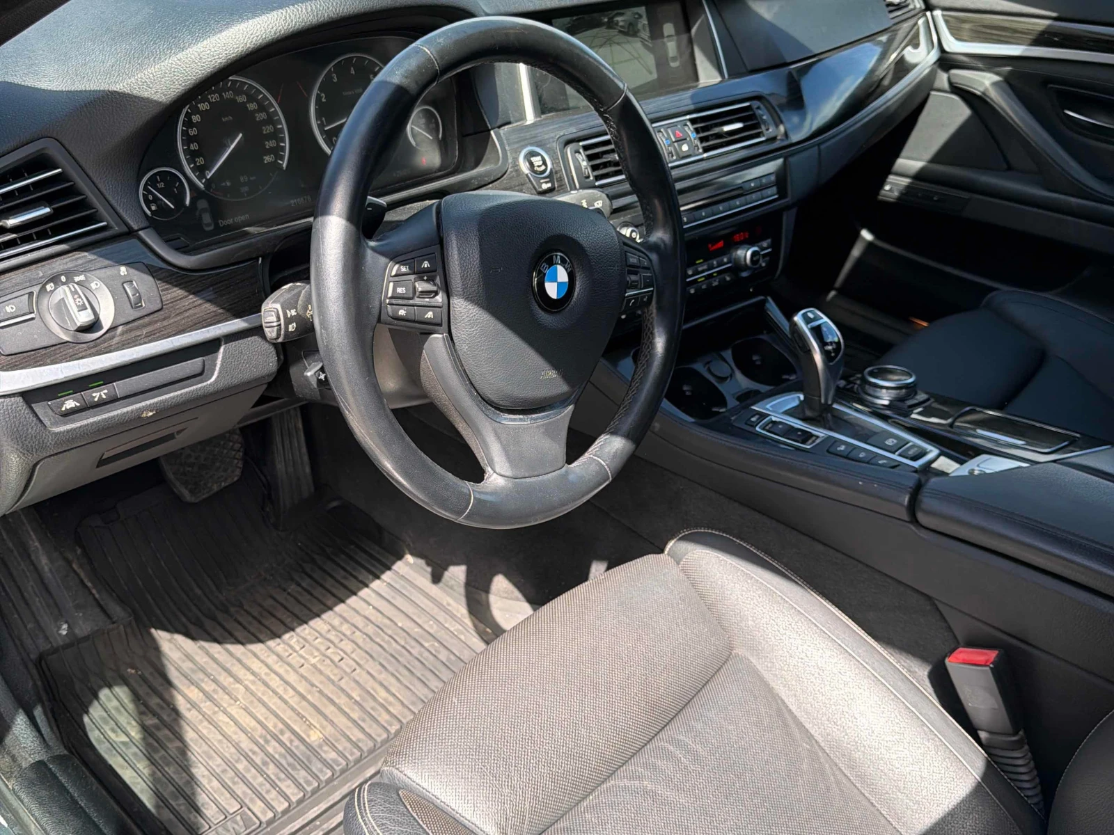 BMW 550 i xDrive| PANO| ПОДГРЕВИ| КАМЕРА| 2 КЛЮЧА| , снимка 5 - Автомобили и джипове - 56097049