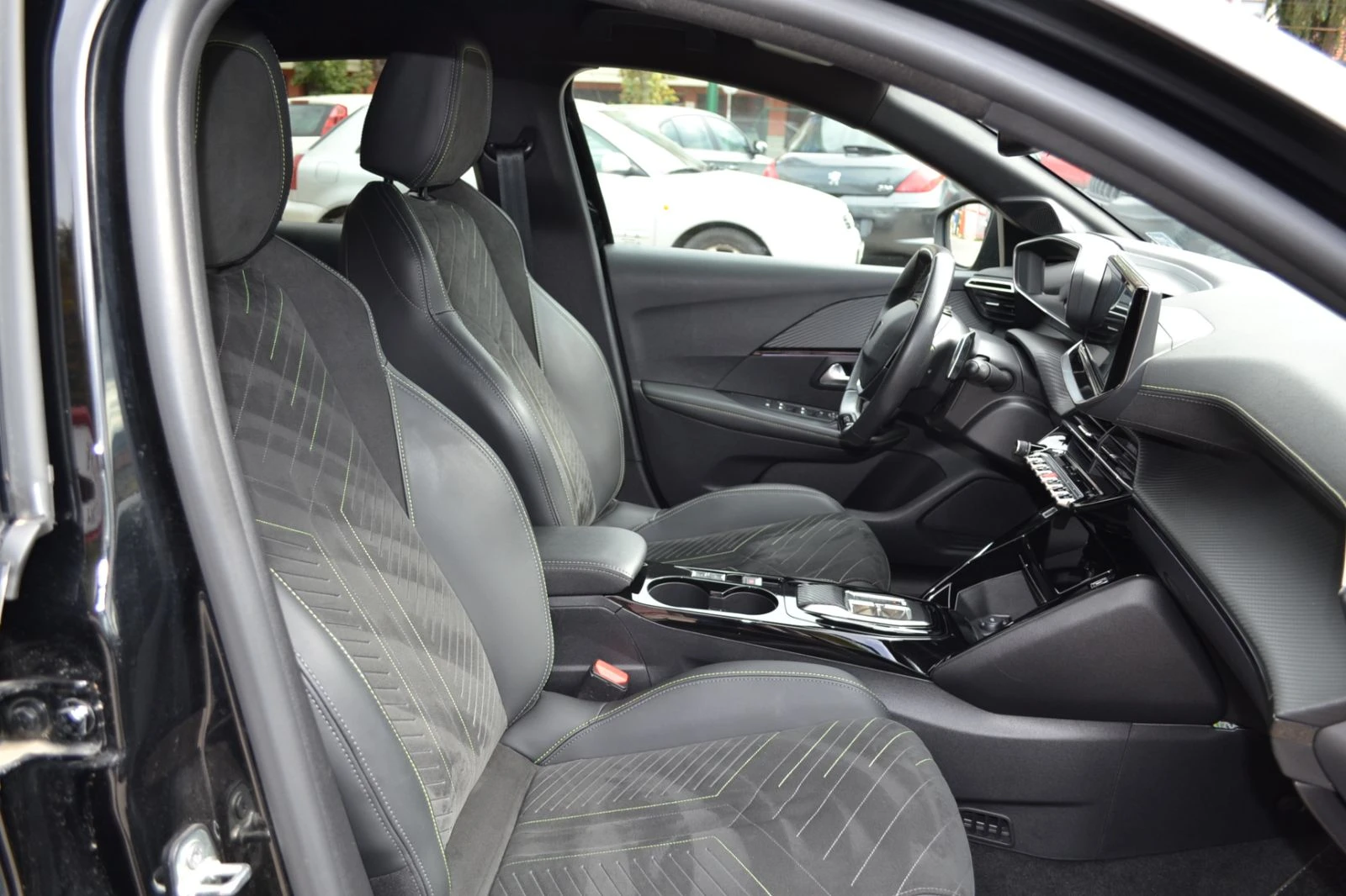 Peugeot 208 1.2 BENZ EURO 6, снимка 15 - Автомобили и джипове - 56127292