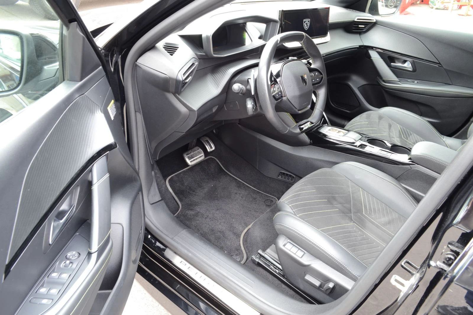 Peugeot 208 1.2 BENZ EURO 6, снимка 9 - Автомобили и джипове - 56127292