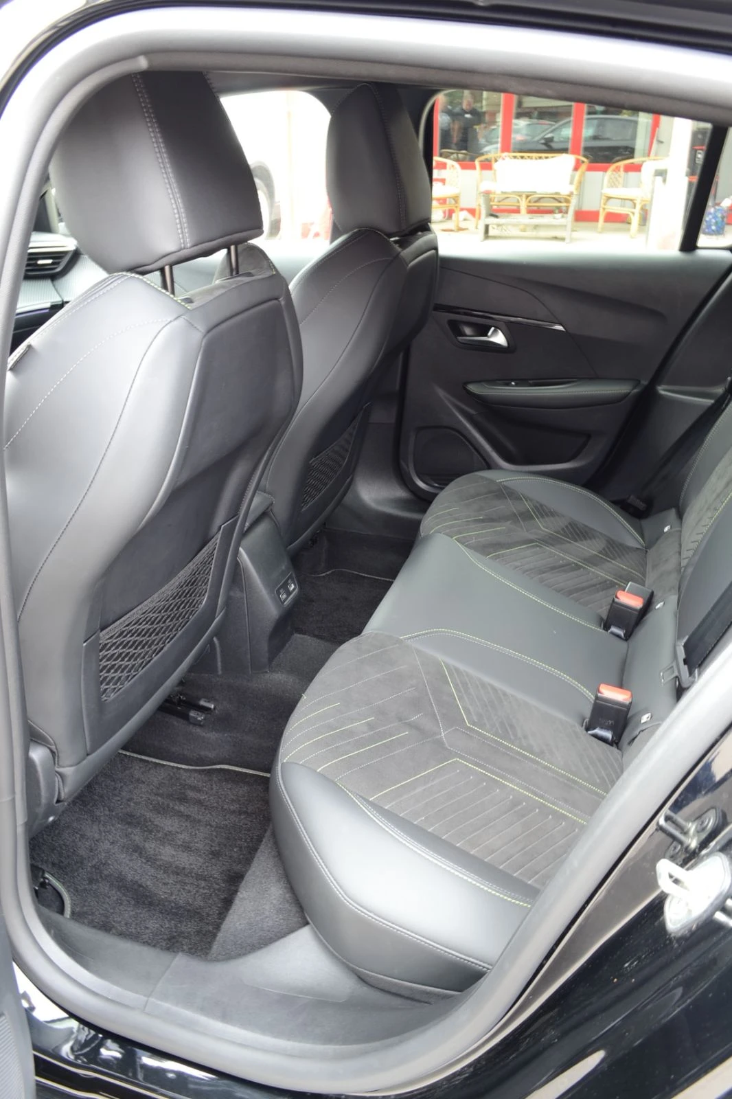Peugeot 208 1.2 BENZ EURO 6, снимка 12 - Автомобили и джипове - 56127292