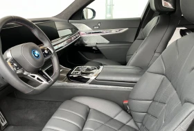 BMW i7 M70/xDrive/EXECUTIVE/THEATRE SCREEN/B&W/ICONIC GLO | Mobile.bg    6