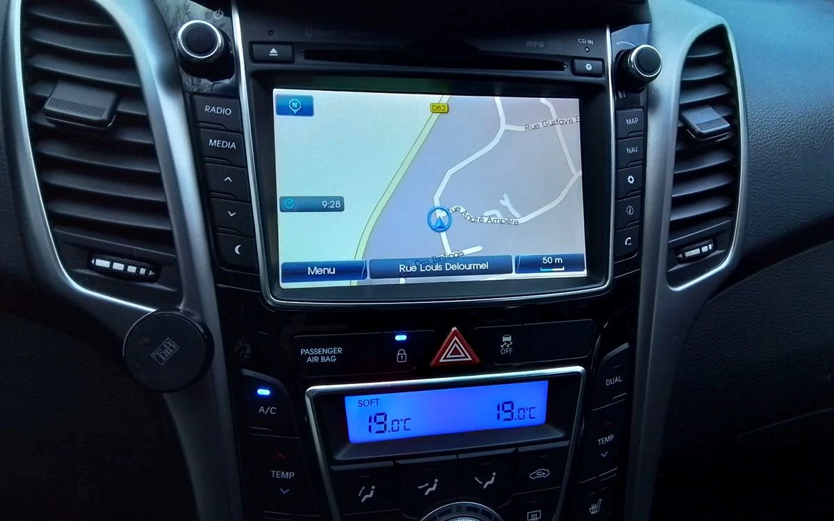 Hyundai I30 1.6 CRDi-NAVI, снимка 9 - Автомобили и джипове - 54587577
