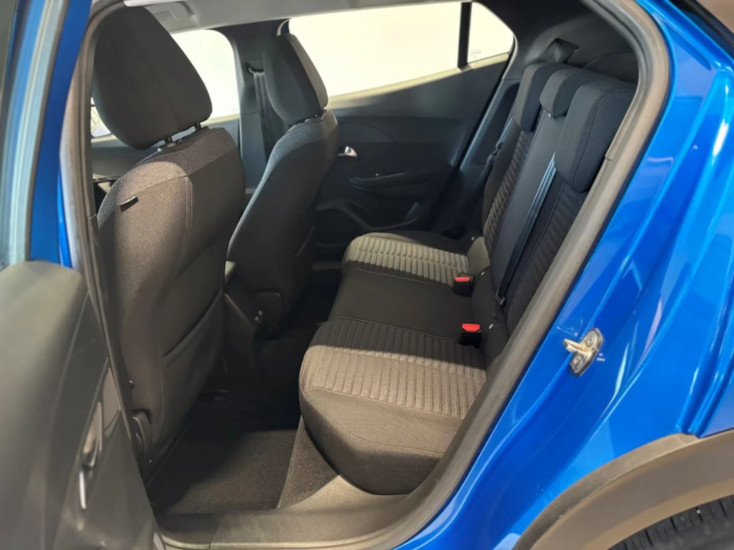 Peugeot 2008 E-ACTIVE/136HP/CAM/NAVI/KLESS/LED/CPLAY/311q, снимка 12 - Автомобили и джипове - 54567288