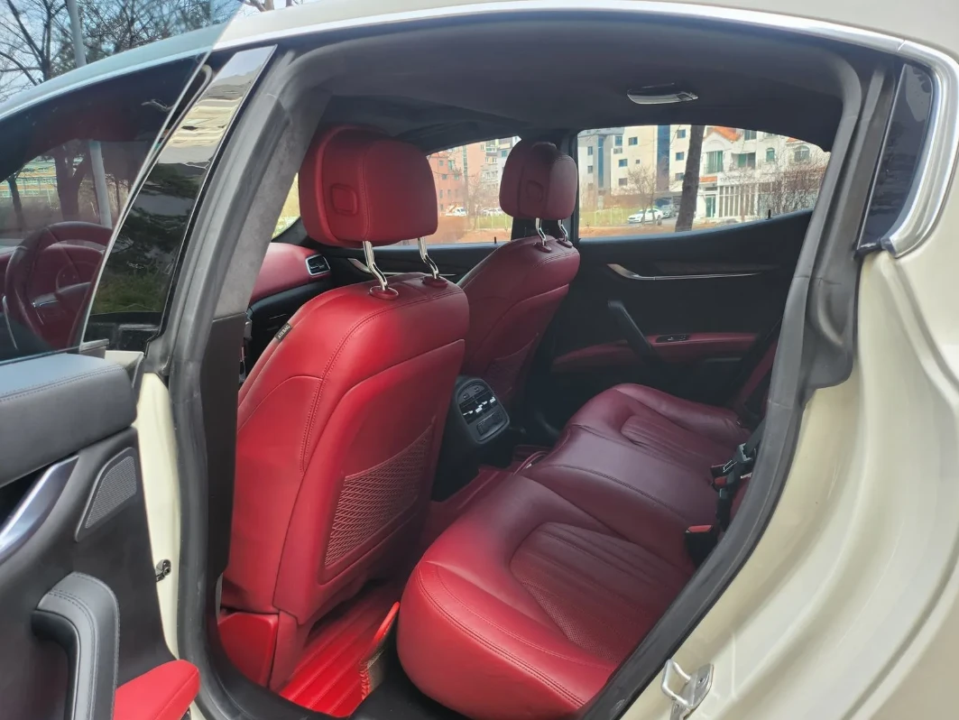 Maserati Ghibli, снимка 12 - Автомобили и джипове - 54762738