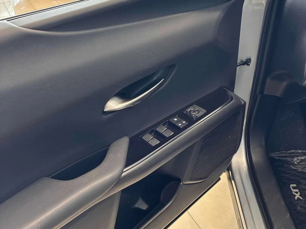 Lexus UX 250h | ПОДГРЕВИ| ШИБЕДАХ| CARFAX, снимка 11 - Автомобили и джипове - 53712466