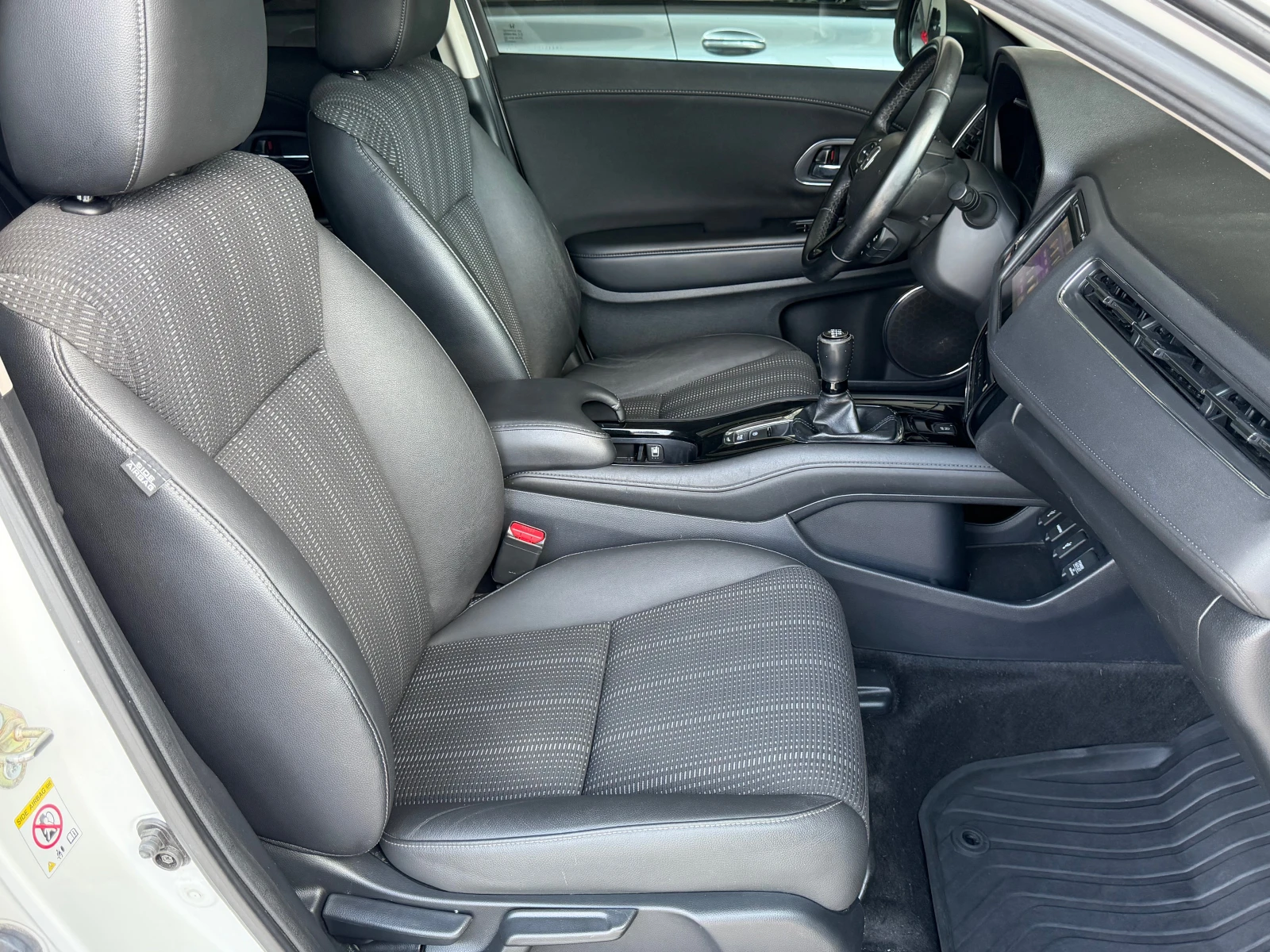Honda Hr-v 1.5I-VTEC-95000км-KATO НОВ-EXCLUSIVE!!!, снимка 12 - Автомобили и джипове - 55666045