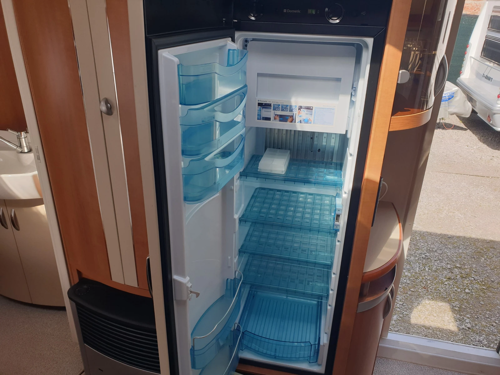 Каравана Hobby 560CFE, снимка 15 - Каравани и кемпери - 54204857