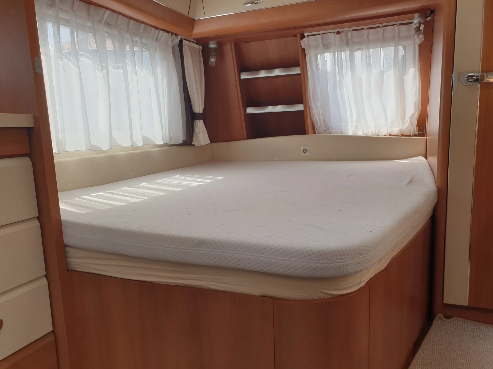 Каравана Hobby 560CFE, снимка 6 - Каравани и кемпери - 54204857