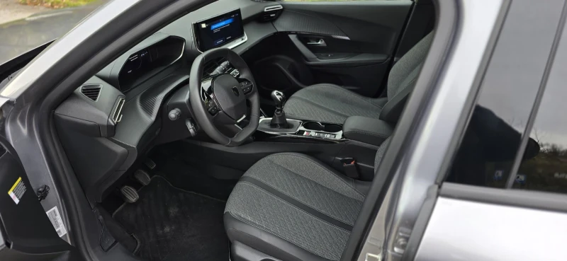 Peugeot 2008 Ексклузивен автомобил; Пробегът е 100% реален!, снимка 9 - Автомобили и джипове - 52203853