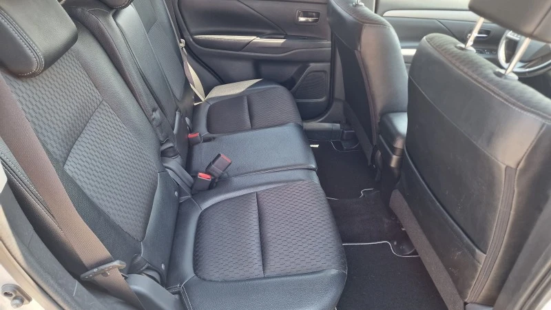 Mitsubishi Outlander 2.2 DID AWD, снимка 12 - Автомобили и джипове - 43193720