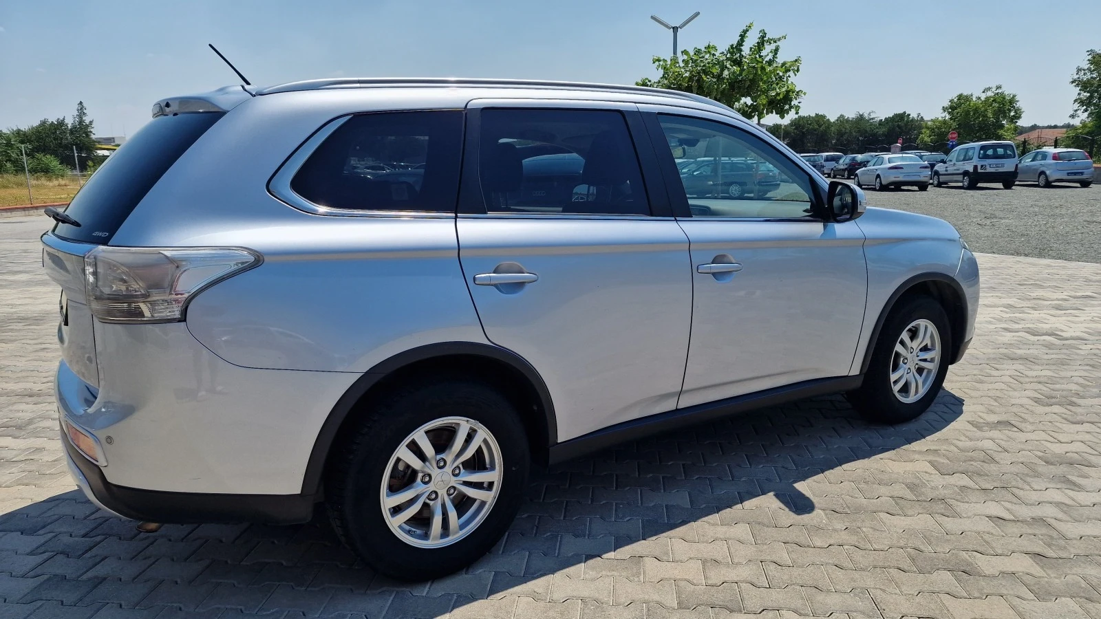 Mitsubishi Outlander 2.2 DID AWD - изображение 4