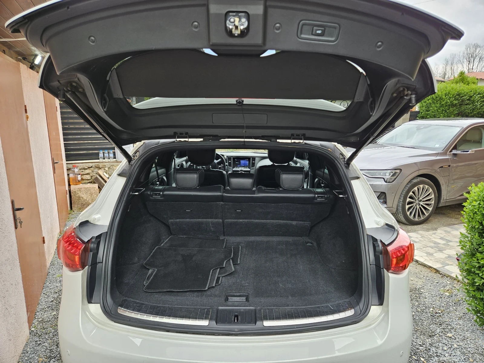 Infiniti QX70  S Diesel + Webasto /Keyless/360 Camera/Обдухване, снимка 5 - Автомобили и джипове - 54495446