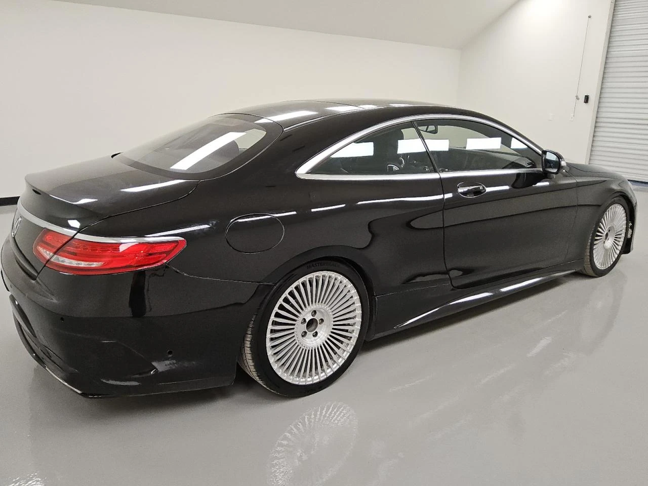Mercedes-Benz S 550 COUPE AMG 4MATIC* Обдух* BURMESTER* Ambient* Масаж - изображение 4