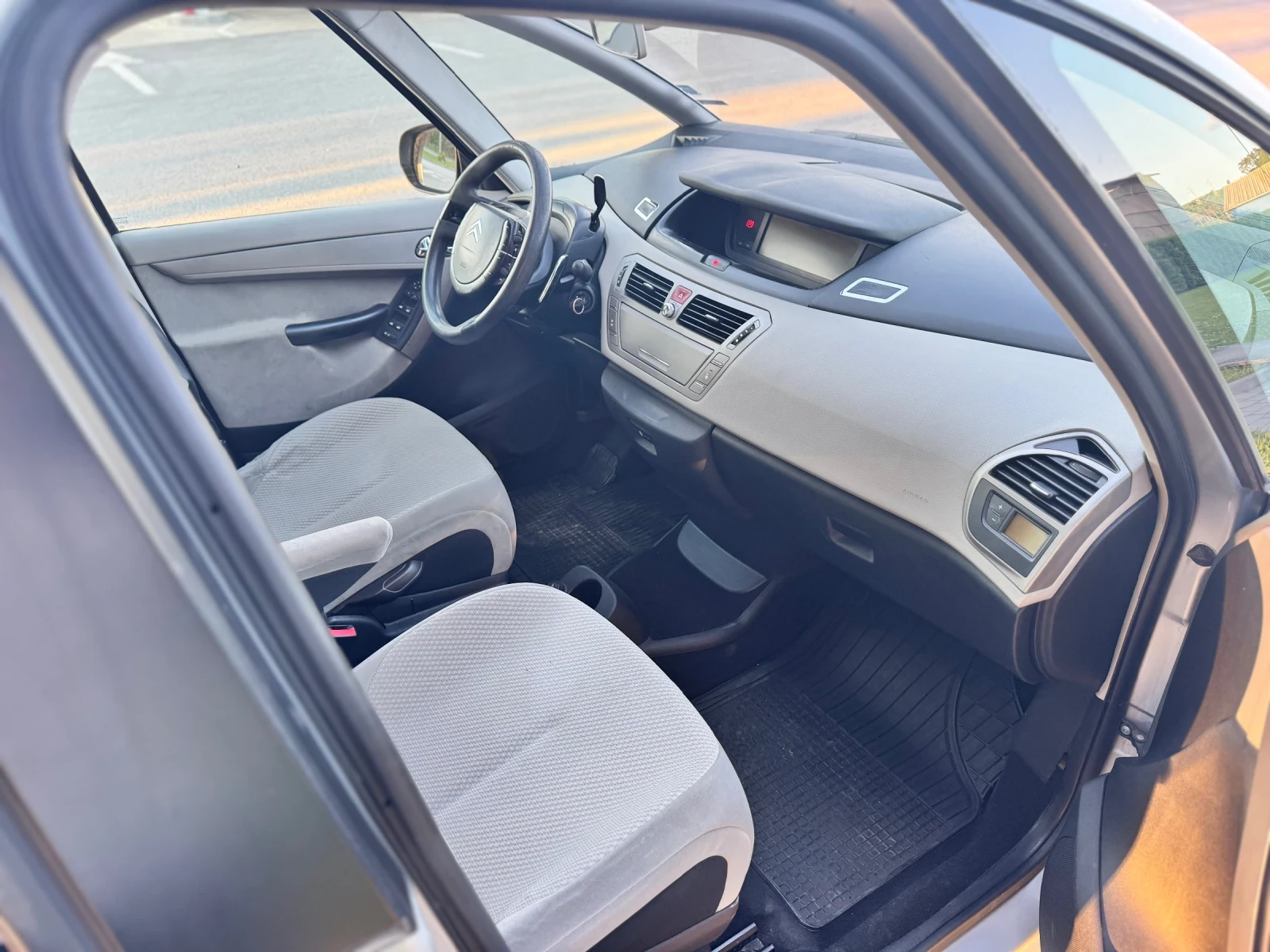 Citroen C4 Picasso 2.0 HDI 136кс 7местен!!!АВТОМАТ!!!ТЕМПОМАТ!!!КЛИМА - изображение 6
