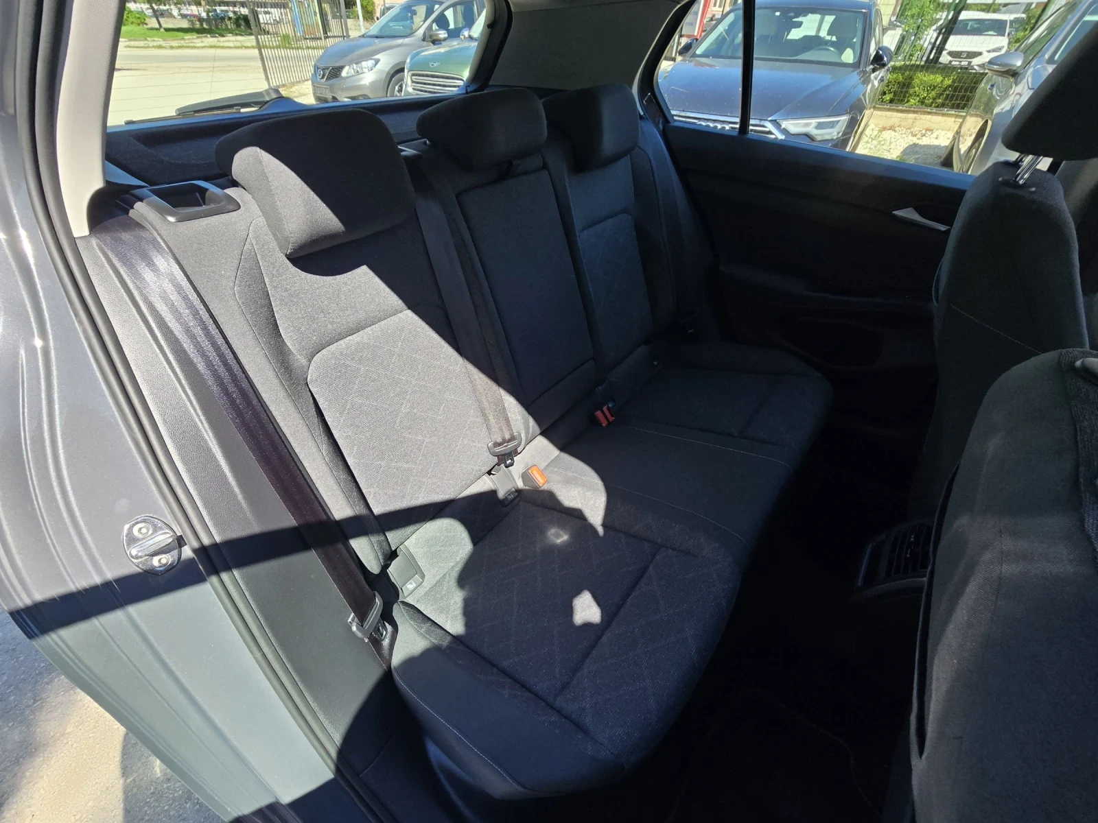 VW Golf 1.0ETSI LIFE 110к.с DSG, снимка 14 - Автомобили и джипове - 52663959