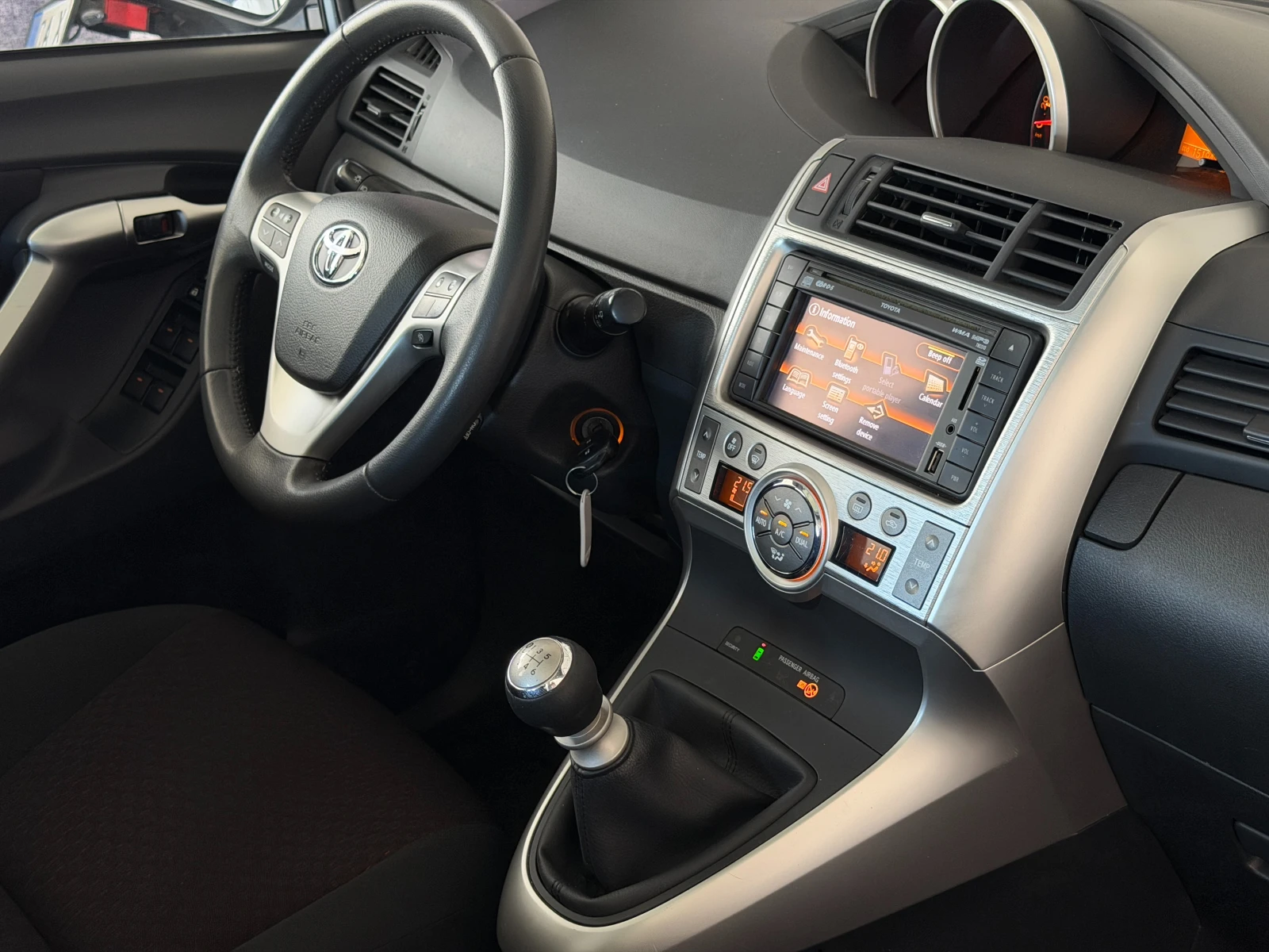 Toyota Verso 1.8i* СЪС СЕРВИЗНА КНИЖКА С ПЪЛНА ИСТОРИЯ В TOYOTA, снимка 13 - Автомобили и джипове - 54450753