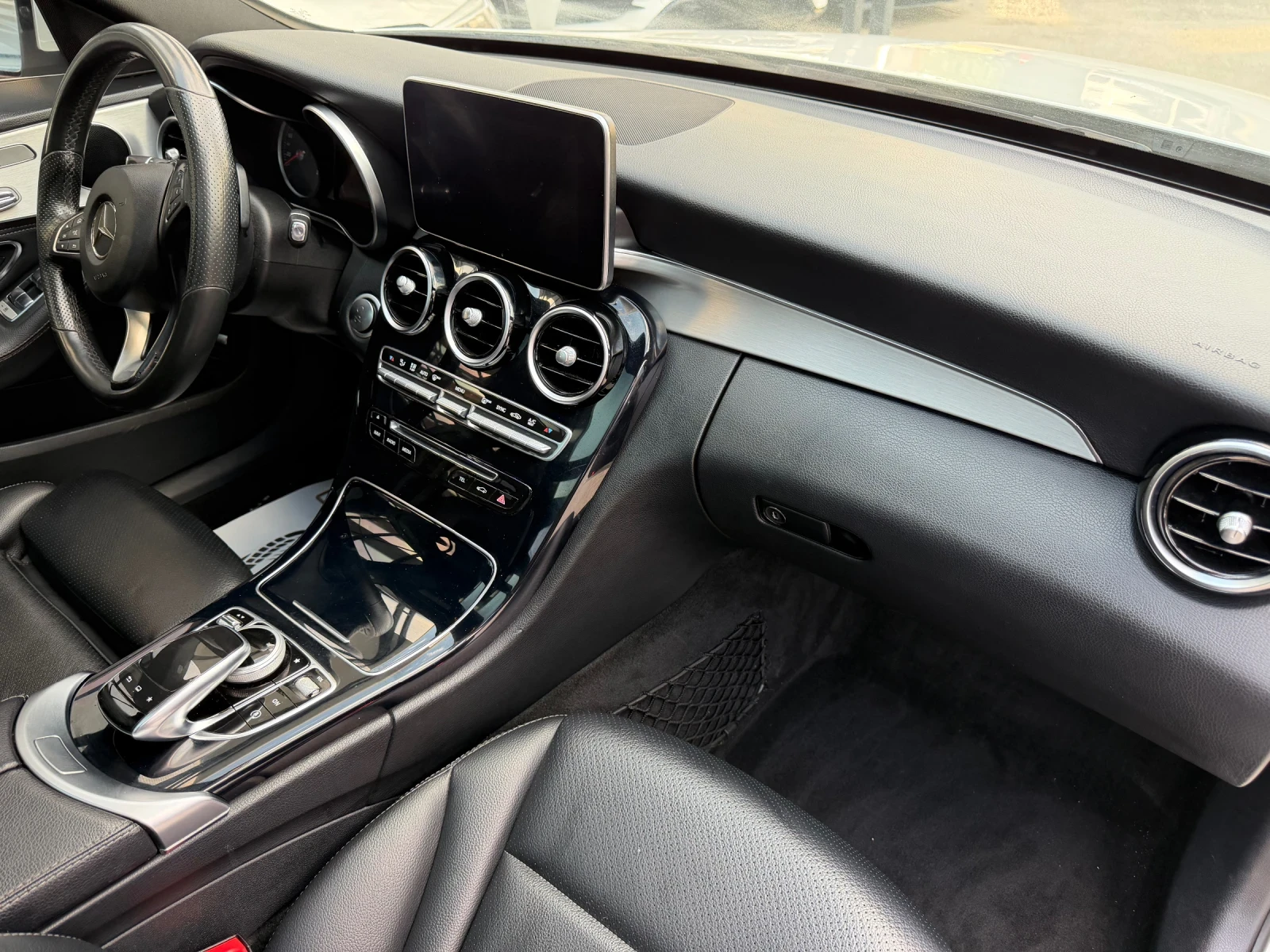 Mercedes-Benz C 300 AMG 4-matik, снимка 8 - Автомобили и джипове - 54795192
