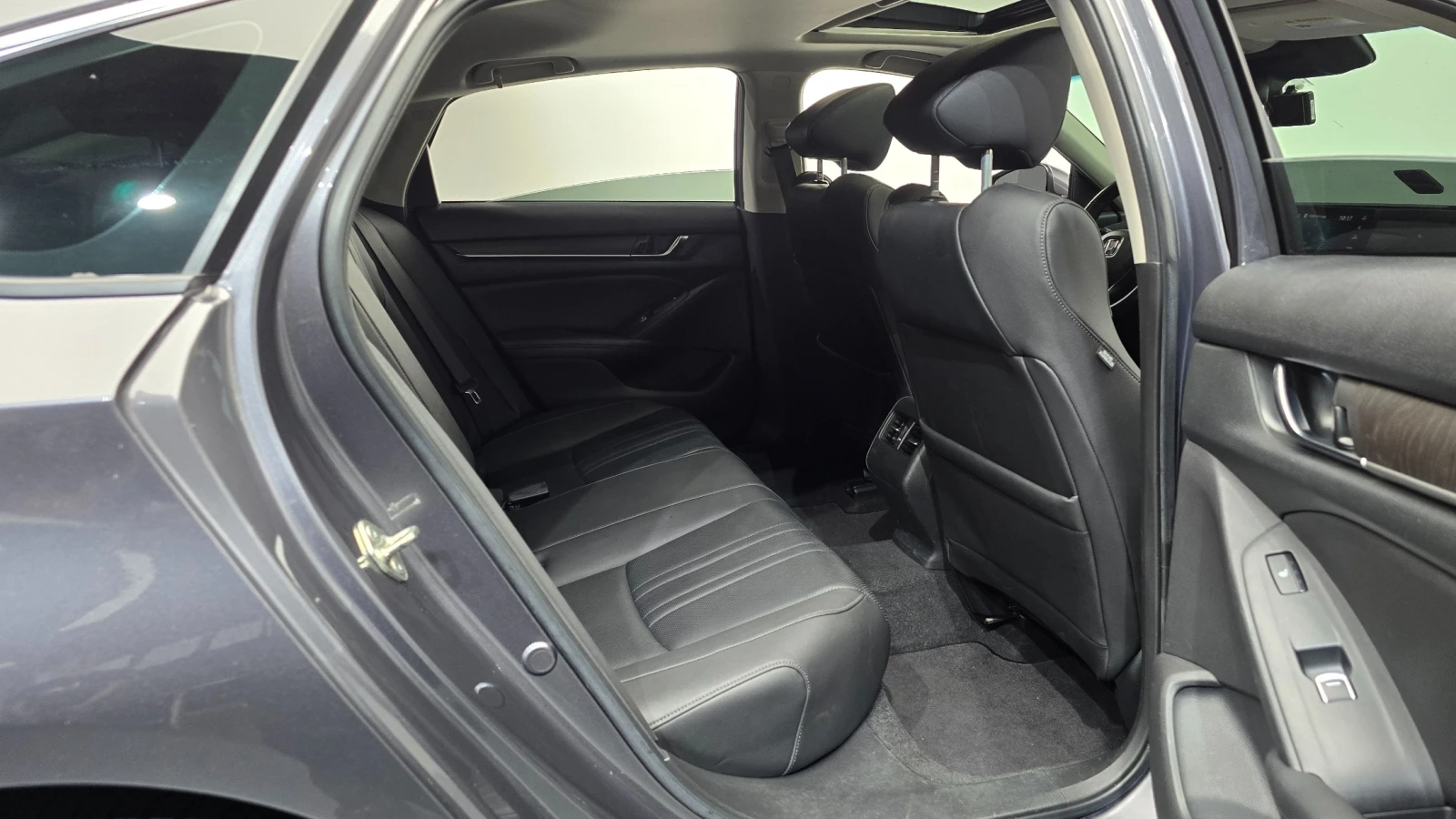 Honda Accord Hybrid Touring AWD, снимка 10 - Автомобили и джипове - 55477781
