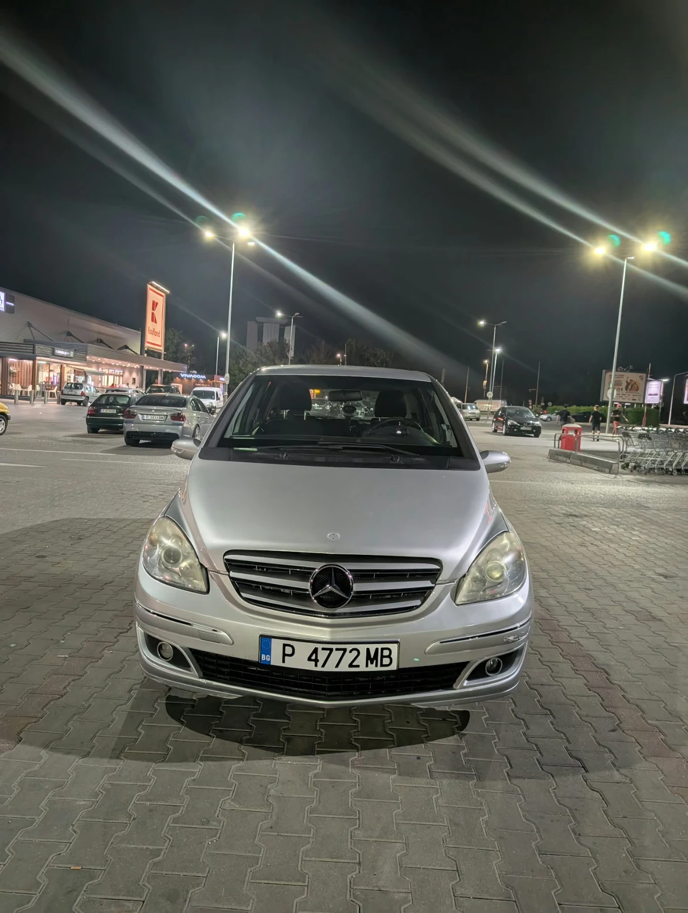 Mercedes-Benz B 180