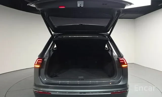 VW Tiguan PRESTIGE / 53K KM / 360/ HUD / PANO / ЛИЗИНГ, снимка 15 - Автомобили и джипове - 55696090