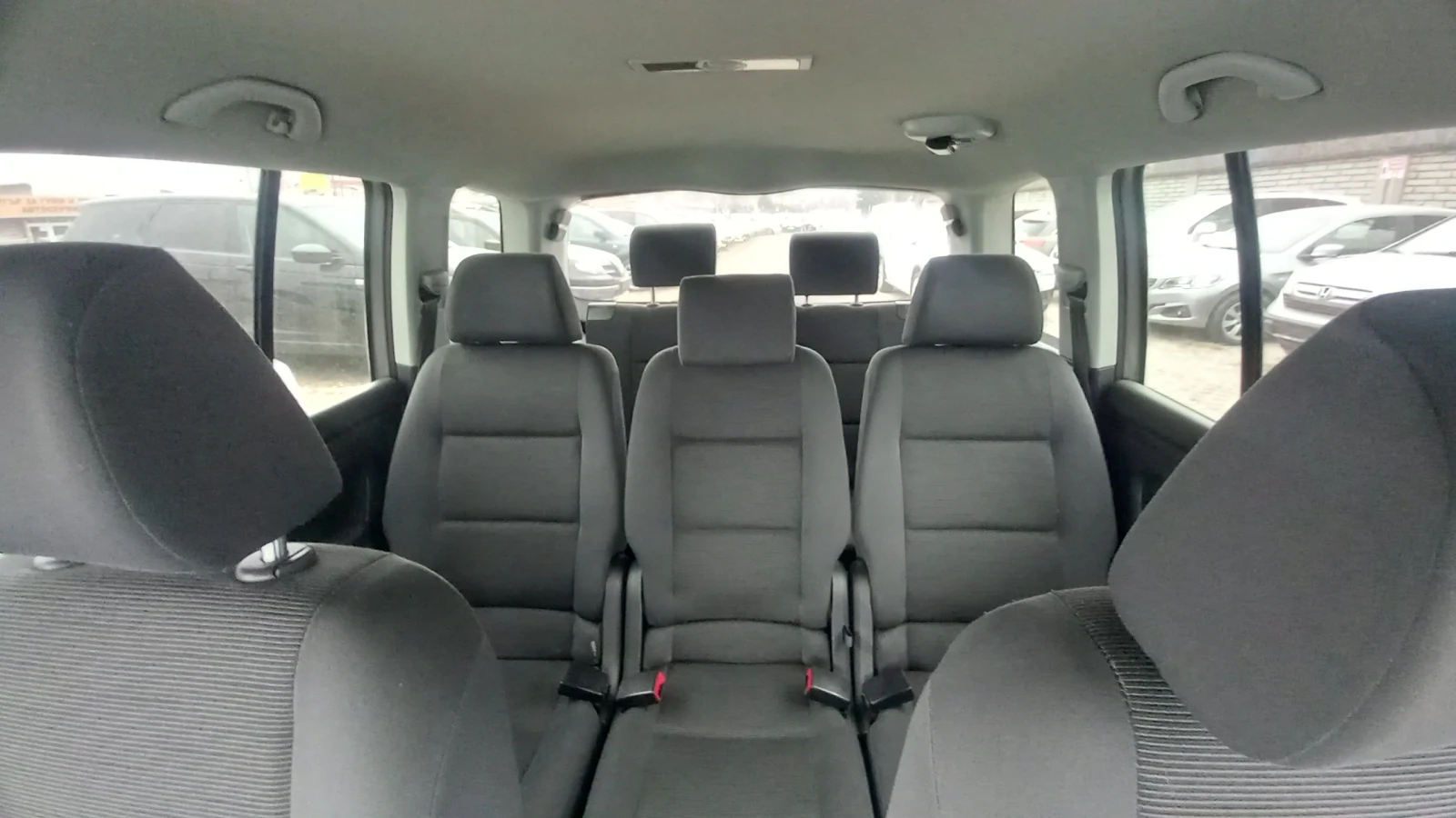 VW Touran 2.0i 7-МЕСТА ИЗКЛЮЧИТЕЛН СЕРВИ КНИЖК ОБСЛУЖН УНИКТ | Mobile.bg — изображение 14