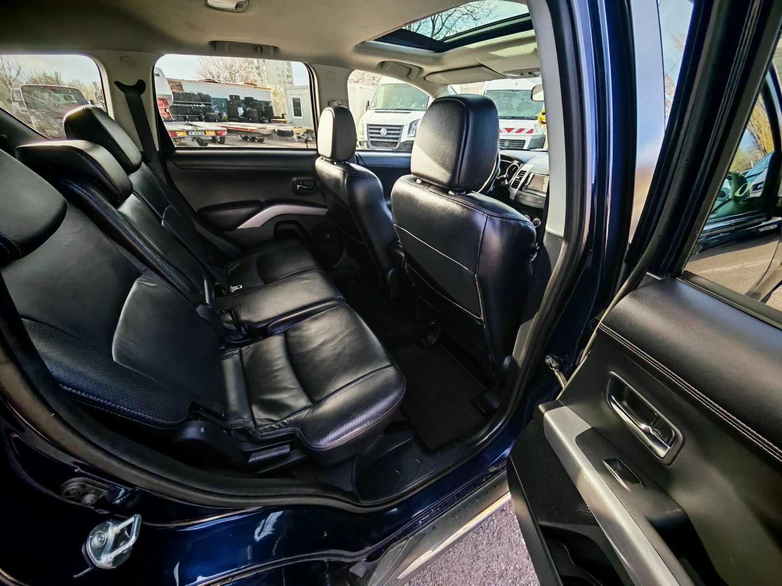 Mitsubishi Outlander 2.2DID AUTOMAT 7-Места, снимка 9 - Автомобили и джипове - 54086877