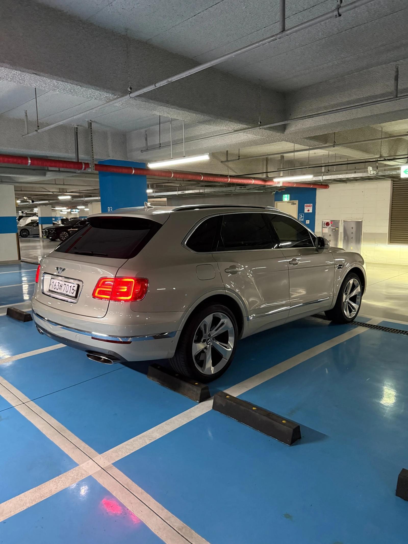 Bentley Bentayga W12* SOFT CLOSE* ЕЛ. БАГАЖНИК* ЛЮК* КРАЙНА ЦЕНА, снимка 2 - Автомобили и джипове - 55593639