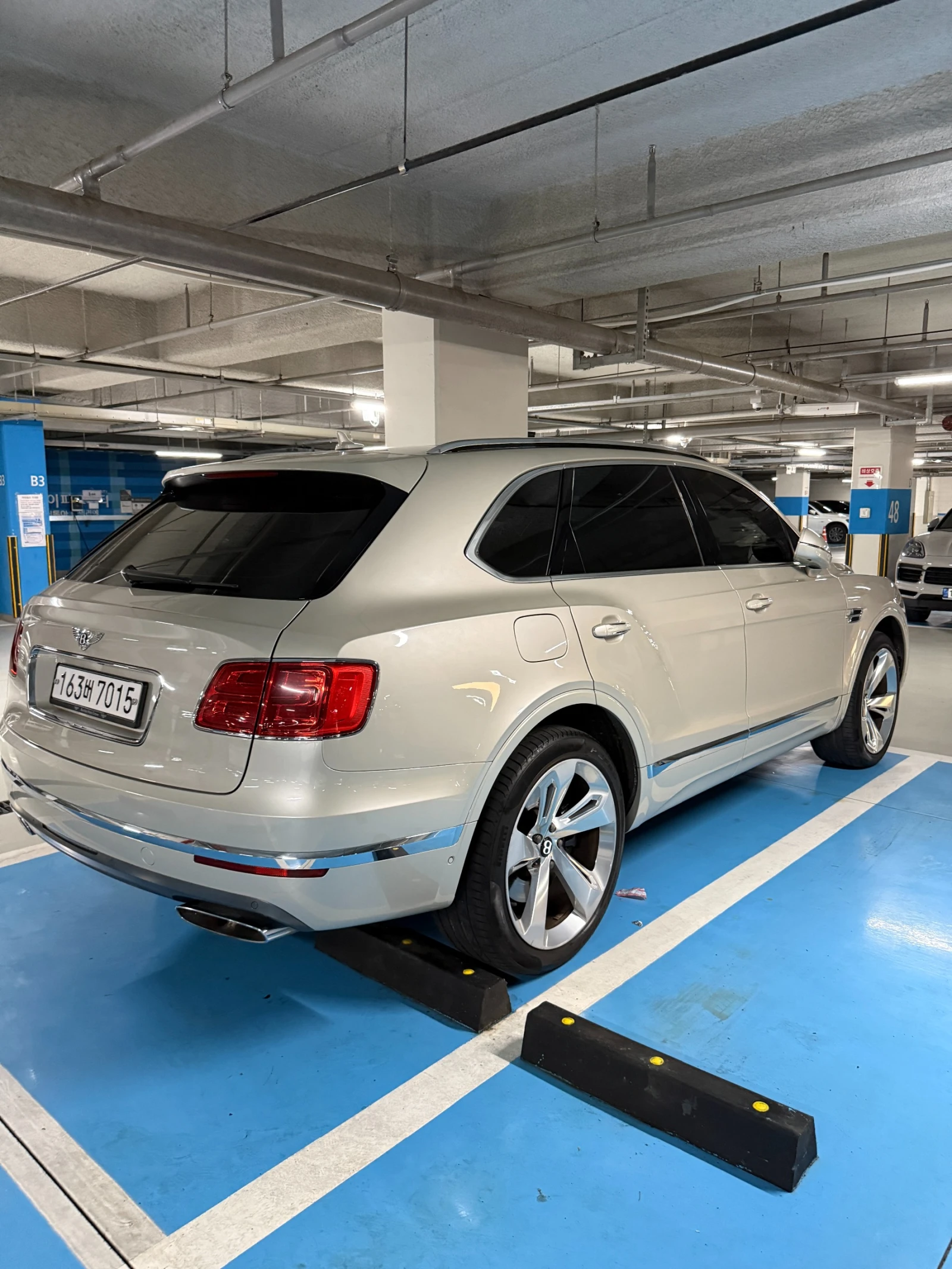 Bentley Bentayga W12* SOFT CLOSE* ЕЛ. БАГАЖНИК* ЛЮК* КРАЙНА ЦЕНА, снимка 4 - Автомобили и джипове - 55593639