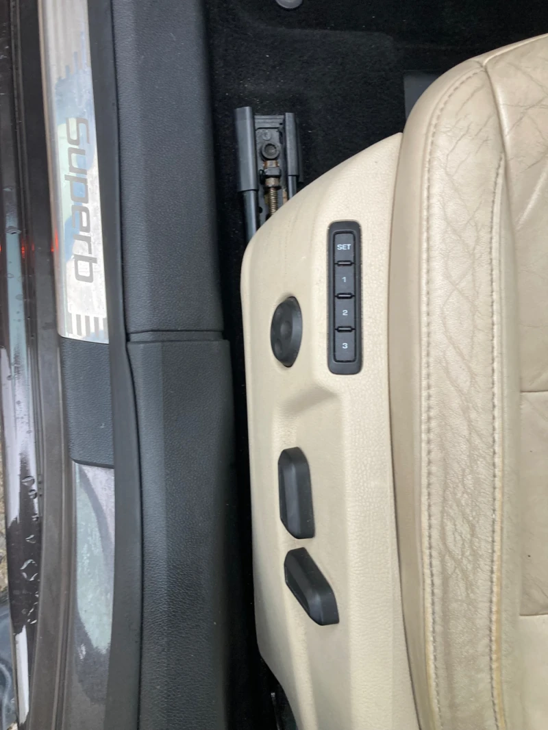 Skoda Superb 2.0 TDI, снимка 13 - Автомобили и джипове - 52583444