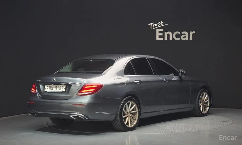 Mercedes-Benz E 220, снимка 2 - Автомобили и джипове - 52971652