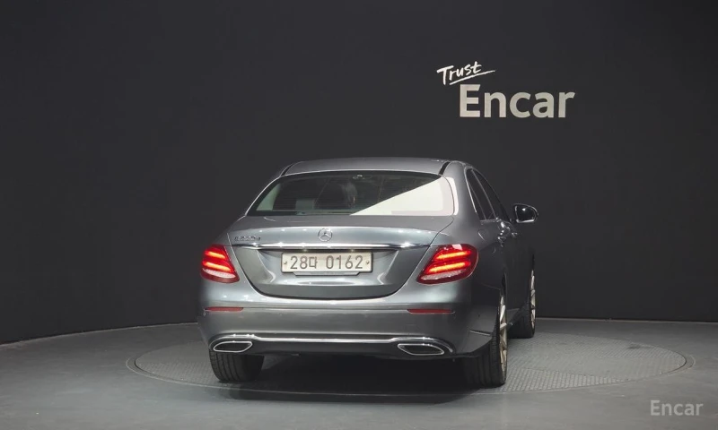 Mercedes-Benz E 220, снимка 4 - Автомобили и джипове - 52971652