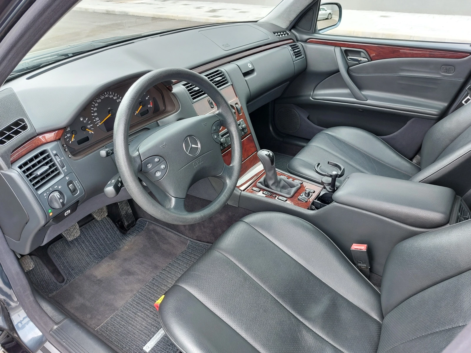 Mercedes-Benz E 200 CDI Facelift, снимка 9 - Автомобили и джипове - 55253873