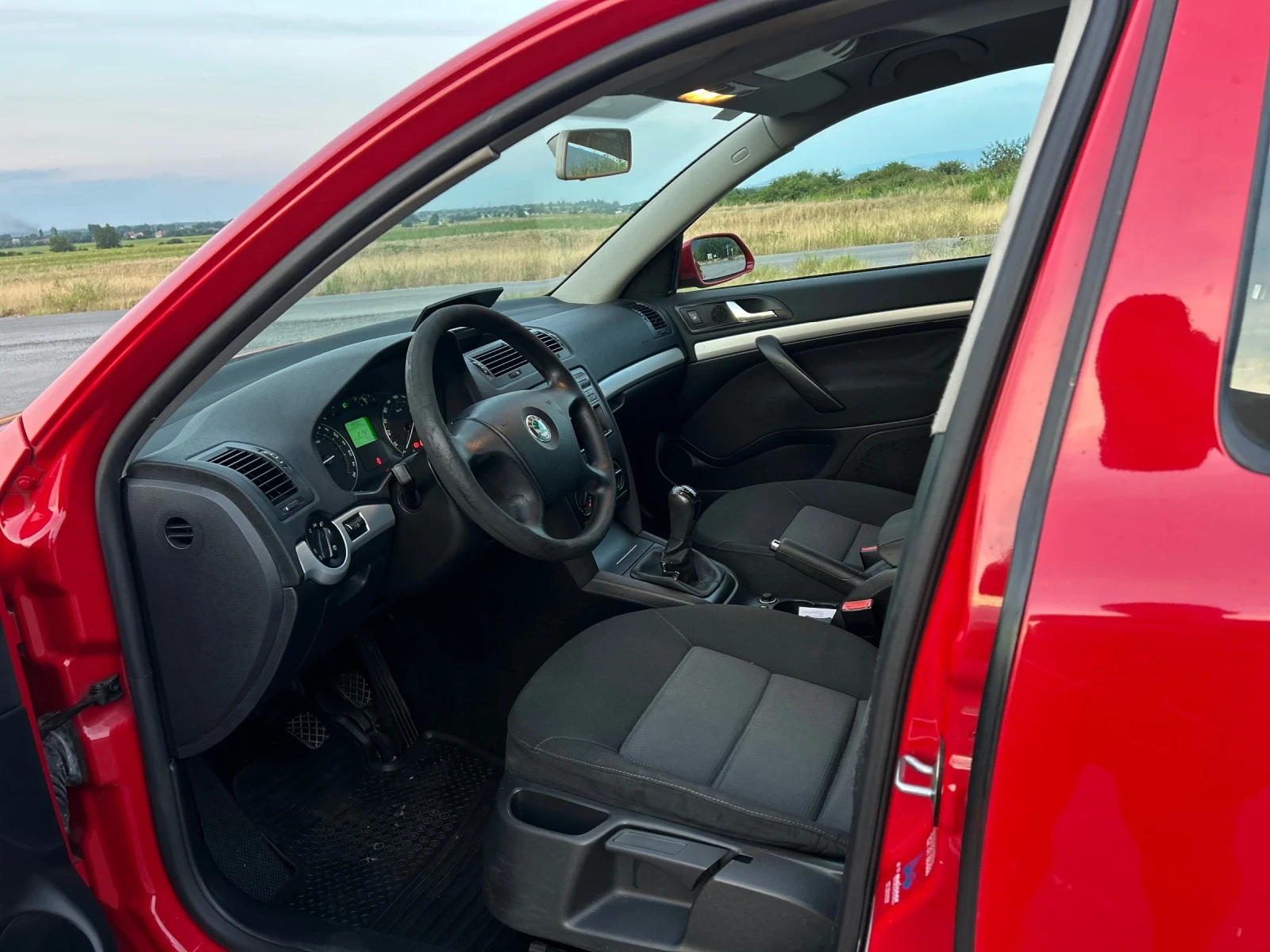 Skoda Octavia 1.6i 102к.с.* ТЕМПОМАТ* СЕРВИЗНА КНИЖКА* КЛИМАТИК*, снимка 8 - Автомобили и джипове - 55317763
