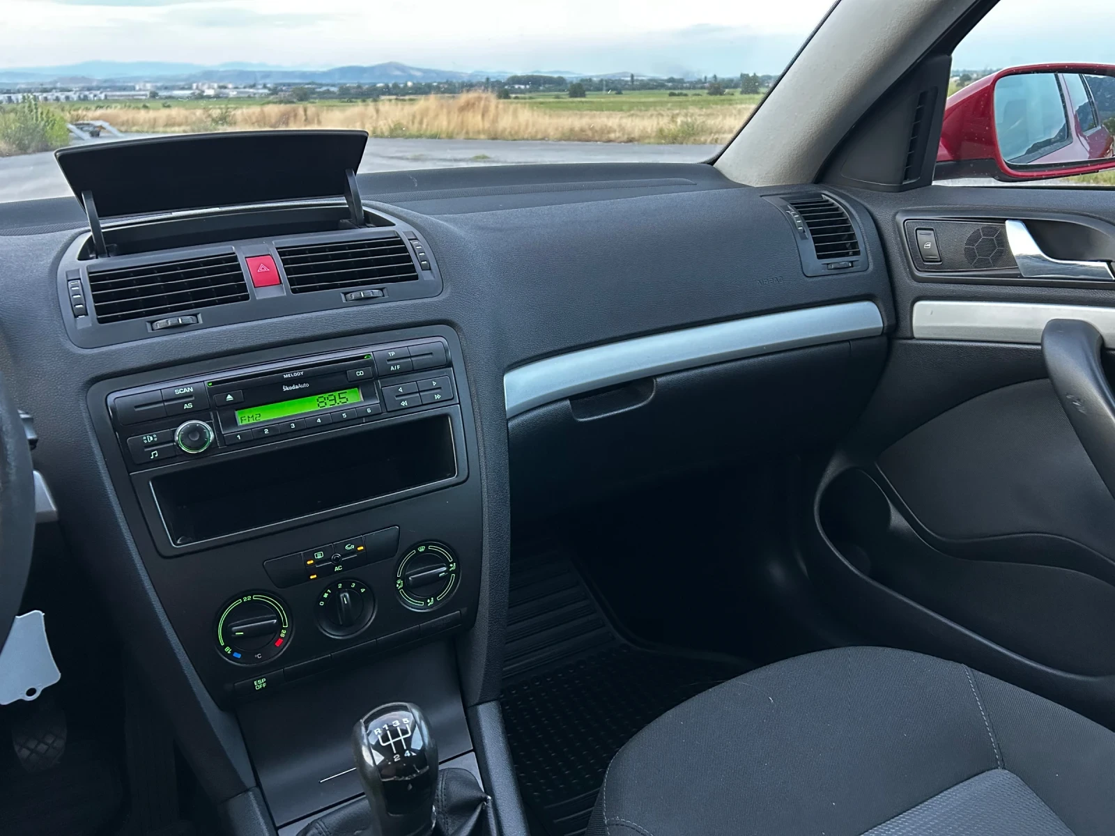Skoda Octavia 1.6i 102к.с.* ТЕМПОМАТ* СЕРВИЗНА КНИЖКА* КЛИМАТИК*, снимка 13 - Автомобили и джипове - 55317763