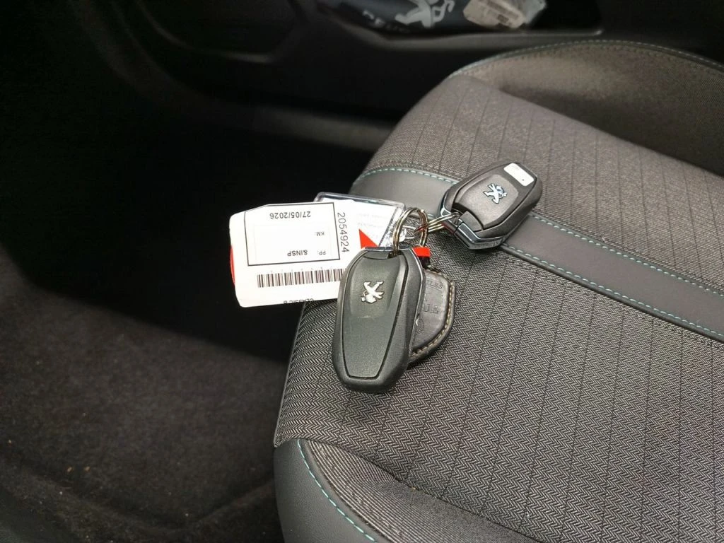 Peugeot 2008 1.2i Allure, снимка 11 - Автомобили и джипове - 55557102