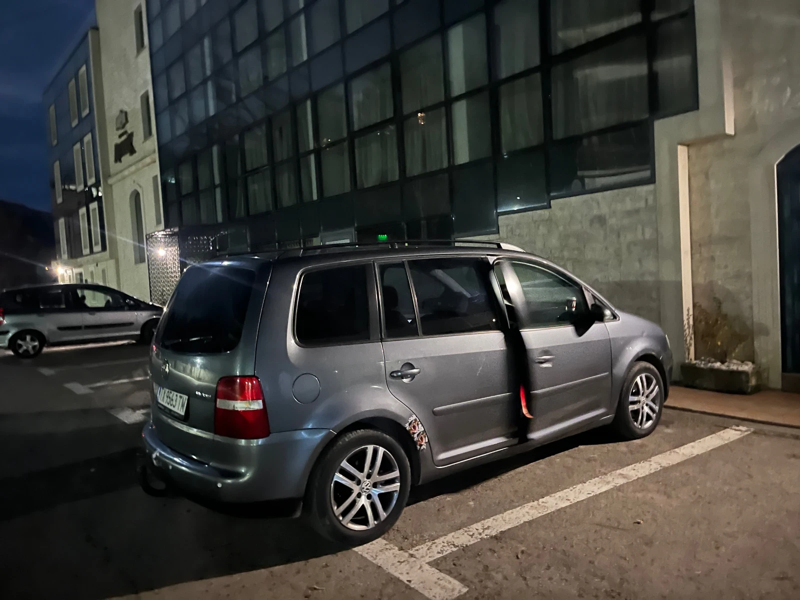 VW Touran, снимка 11 - Автомобили и джипове - 56061721