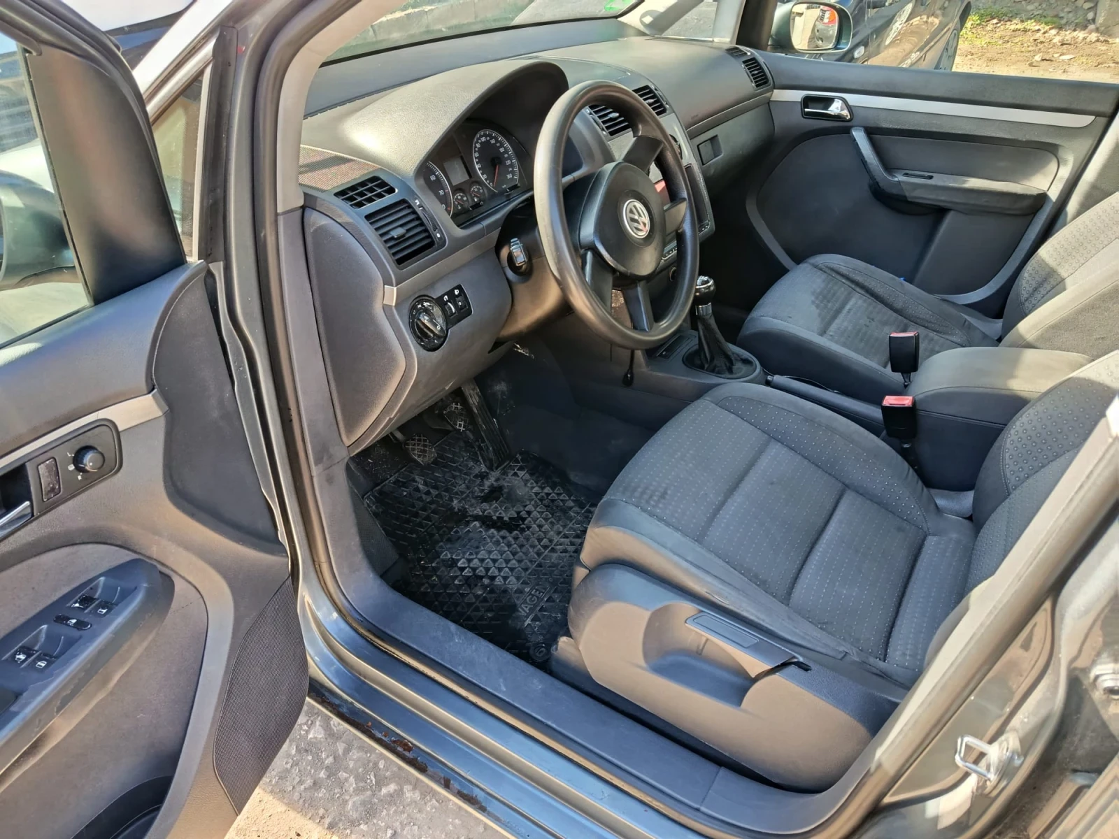 VW Touran, снимка 9 - Автомобили и джипове - 56061721