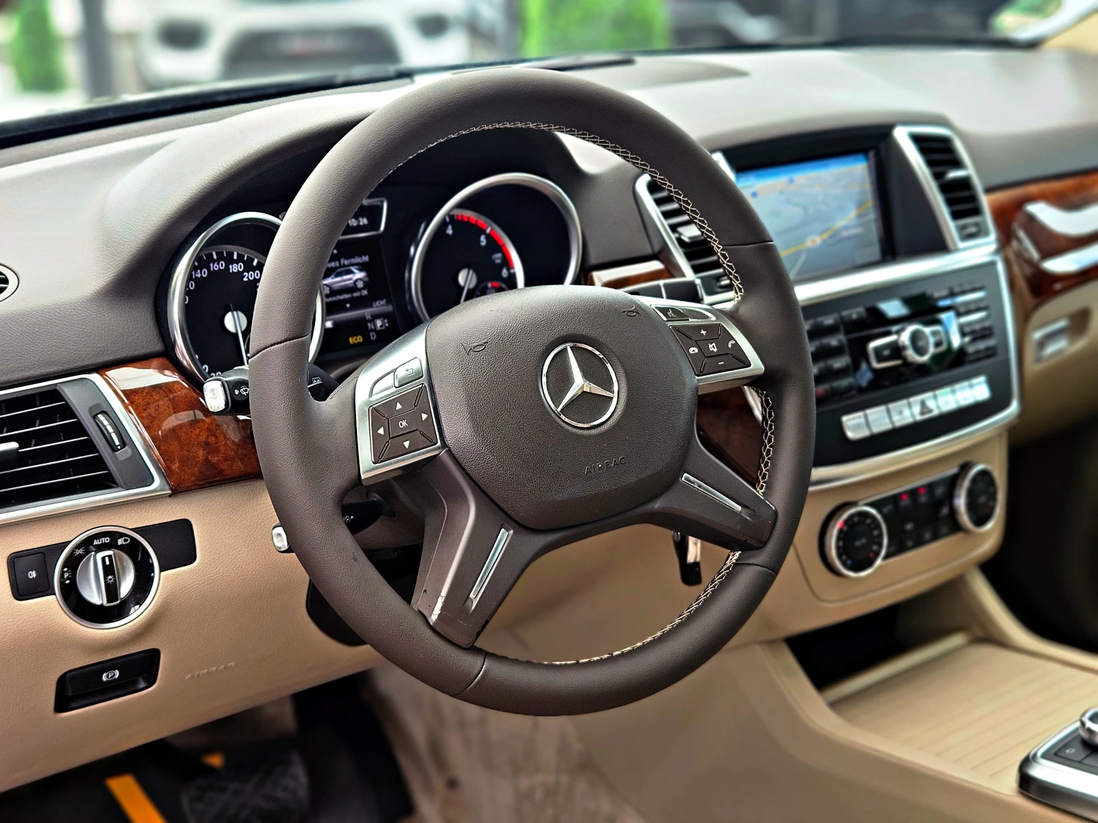 Mercedes-Benz ML 350 AMG/GERMANY/AIRMATIC/ПОДГРЕВ/ЕЛ.ТЕГЛИЧ/ШИБЕДАХ/LIZ, снимка 11 - Автомобили и джипове - 54520032