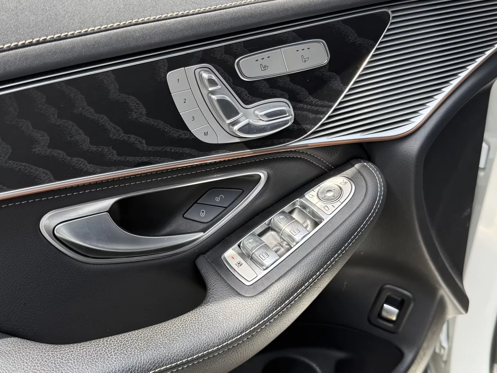 Mercedes-Benz EQC 400 4M AMG/ HUD/CAMERA/, снимка 5 - Автомобили и джипове - 55233751