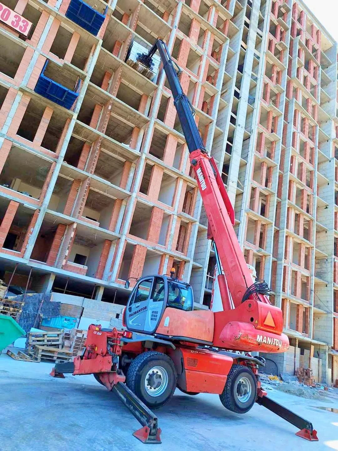 Телескопичен товарач Manitou MRT 2540 - изображение 6