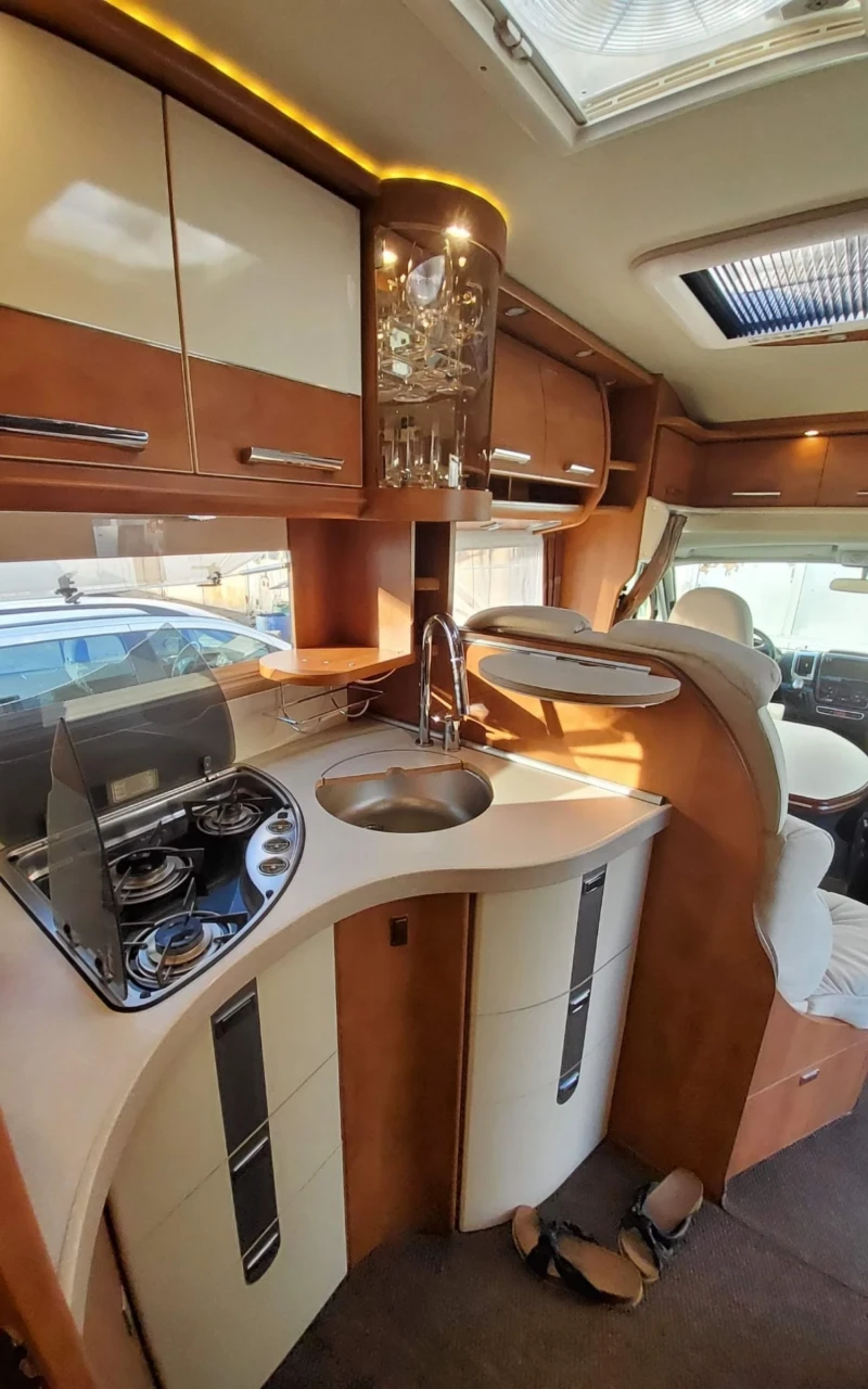 Кемпер Carthago Chic c-line, снимка 11 - Каравани и кемпери - 52550006