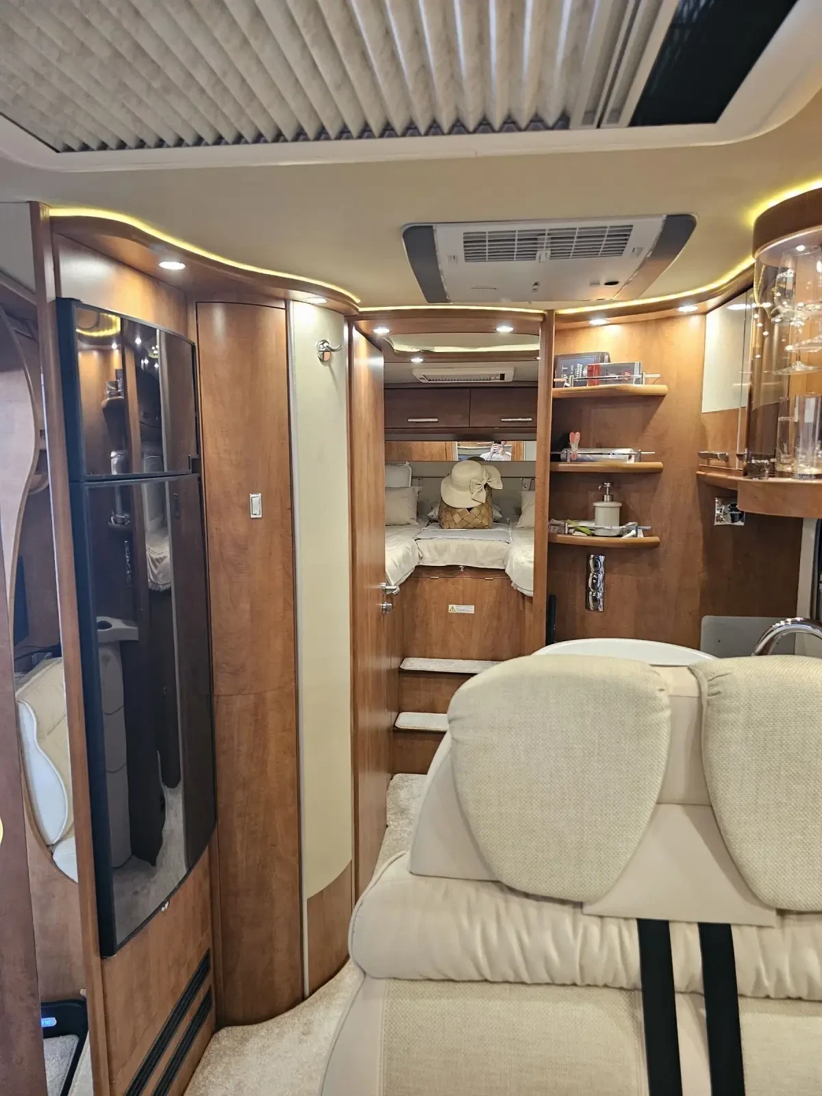 Кемпер Carthago Chic c-line, снимка 12 - Каравани и кемпери - 52550006