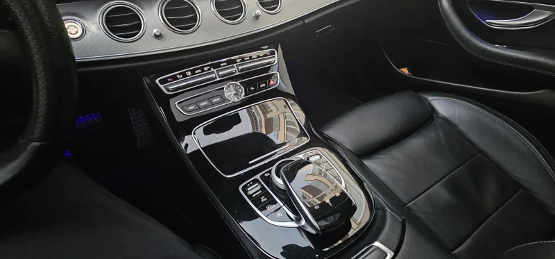 Mercedes-Benz E 220, снимка 4 - Автомобили и джипове - 52860315