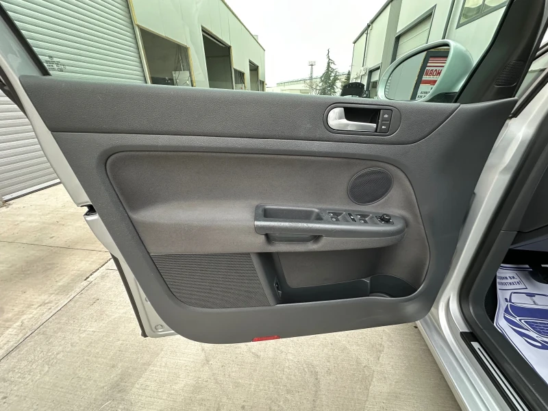 VW Golf Plus GOAL 1.9TDI 105кс. Подгрев/Парктроник, снимка 9 - Автомобили и джипове - 52665400