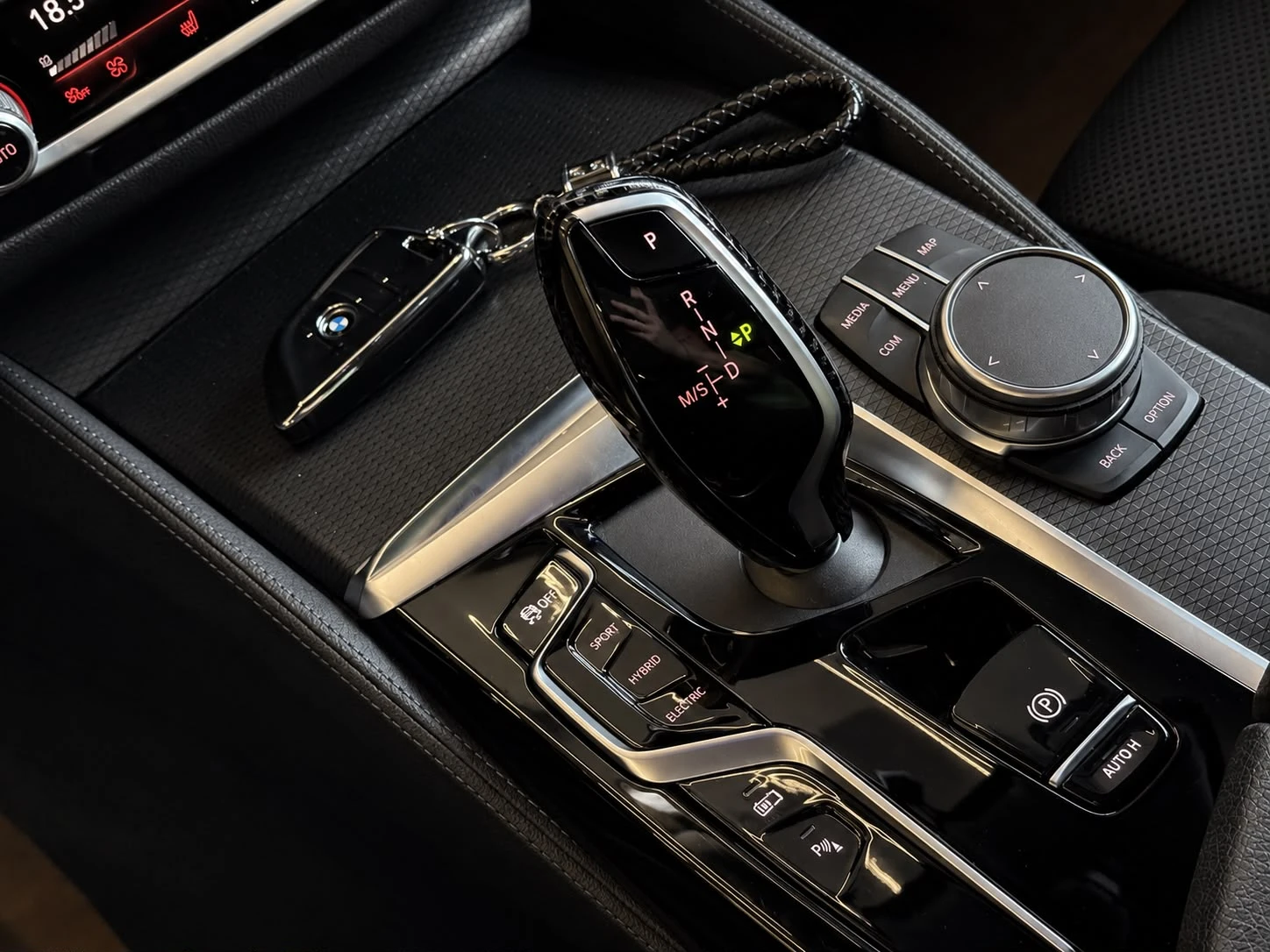 BMW 530E M-Sport* xDrive* Carplay* Harmann Kardon* ЛИЗИНГ, снимка 13 - Автомобили и джипове - 55478814
