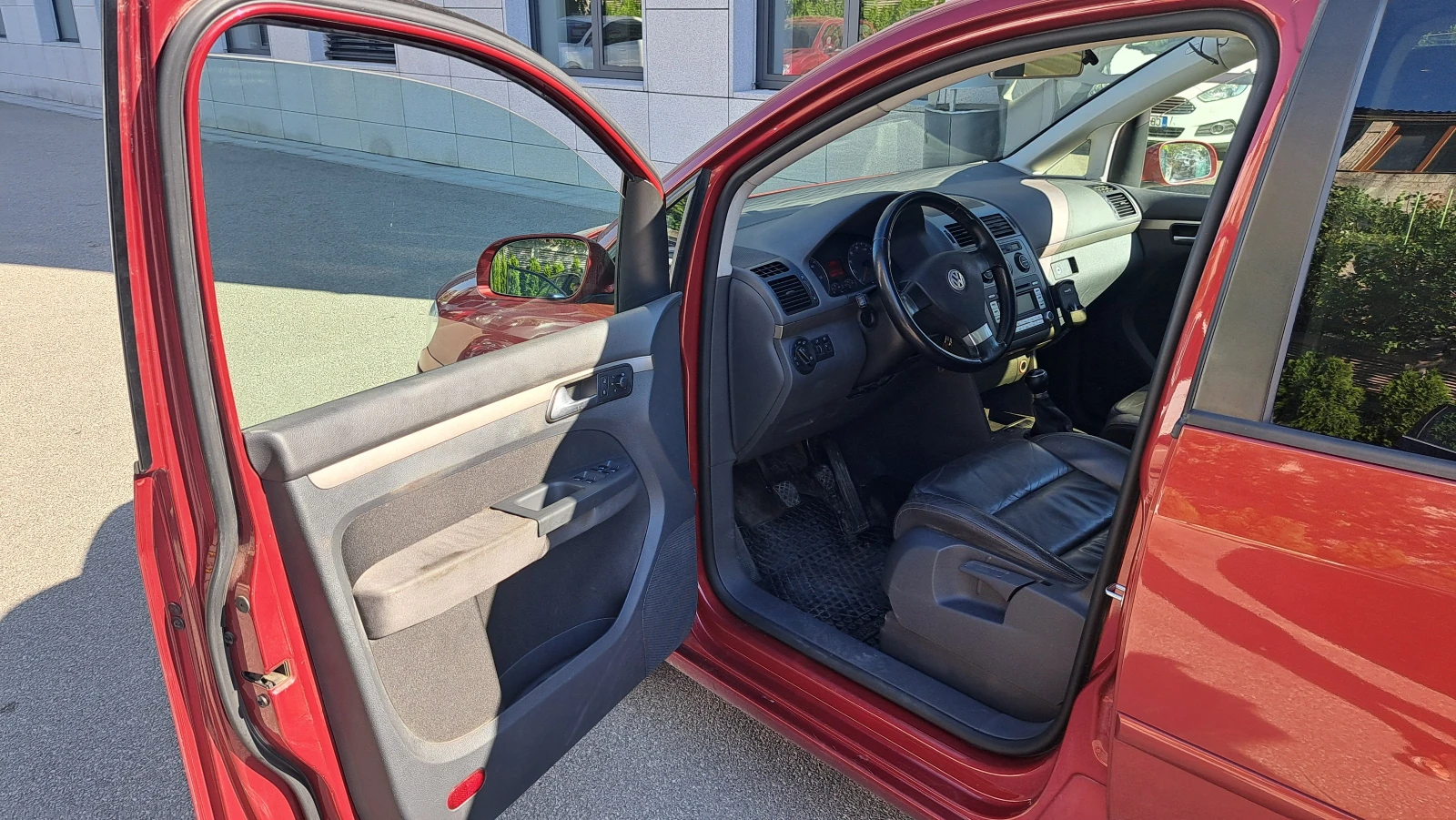 VW Touran, снимка 8 - Автомобили и джипове - 55994311